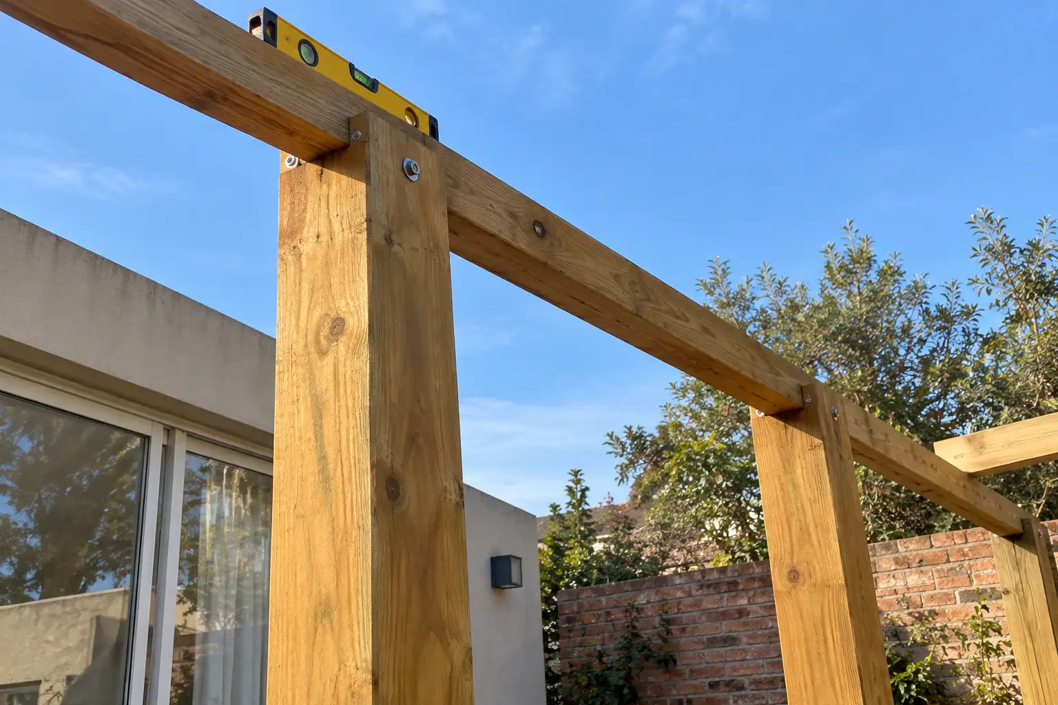 Estructura de una pérgola de madera con postes y vigas