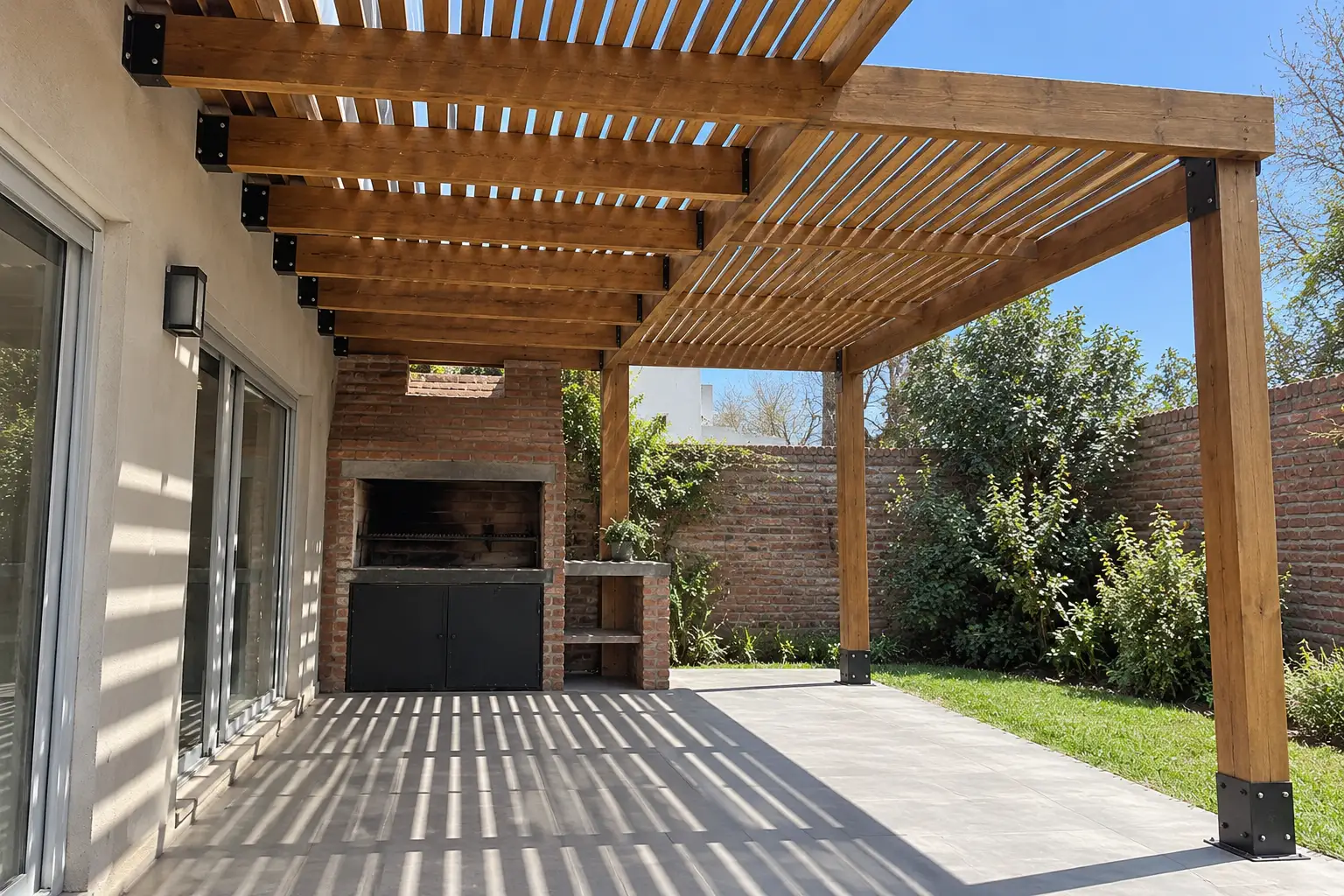 Pérgola de madera adosada a una casa en el Gran Buenos Aires